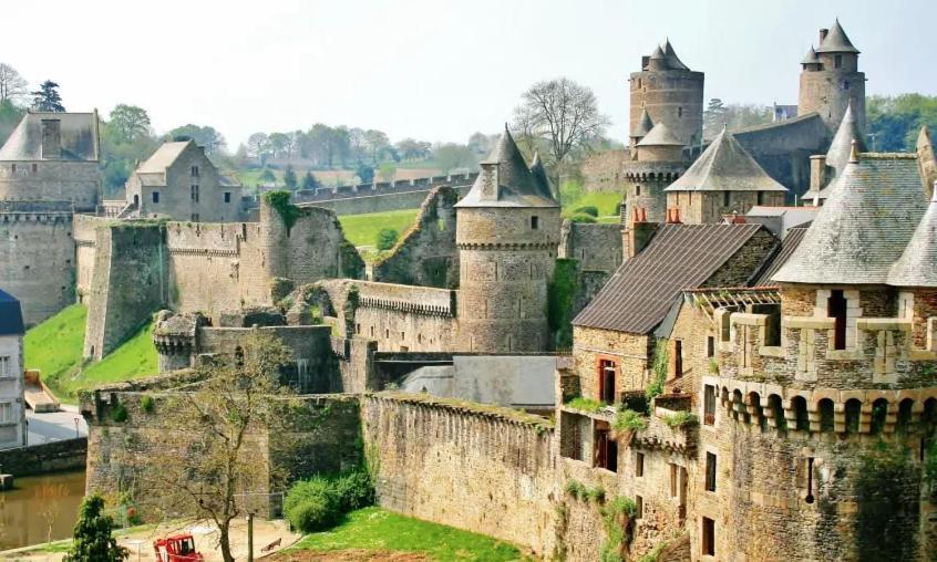 Gite La Maison La Saint-Aubin-d'Aubigne Exteriör bild
